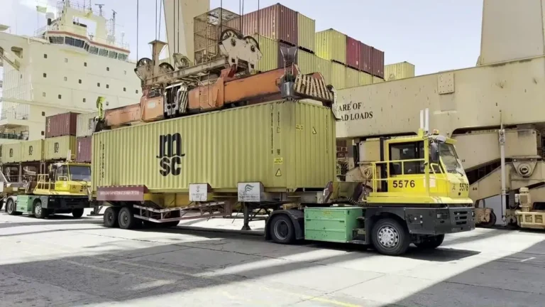 السعودية تطلق منظومة متكاملة لربط الموانئ الشرقية والغربية عبر الطرق البرية
