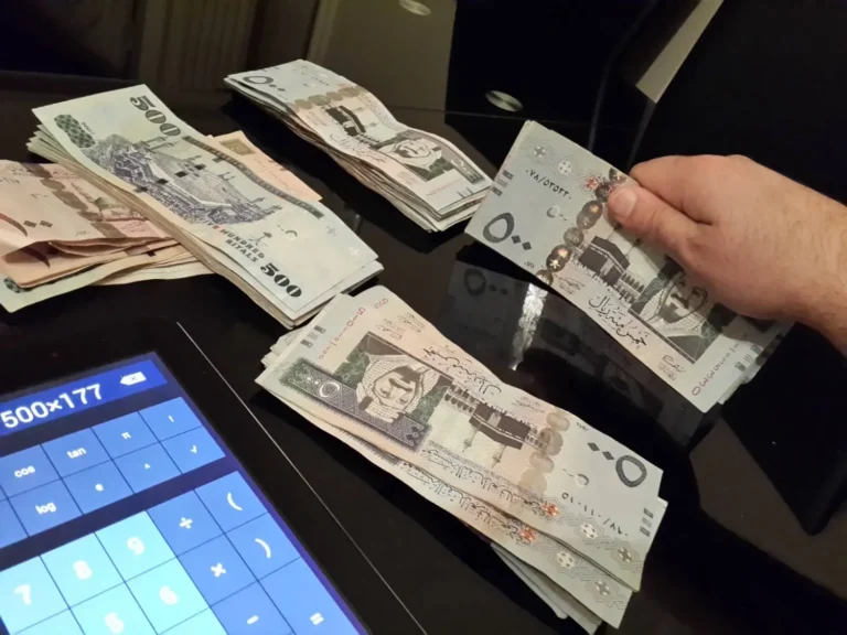 السعودية تعيد تنظيم خدمات الاستقطاع والتمويل عبر اعتماد ضوابط رقابية وحوكمة رقمية جديدة العملة السعودية