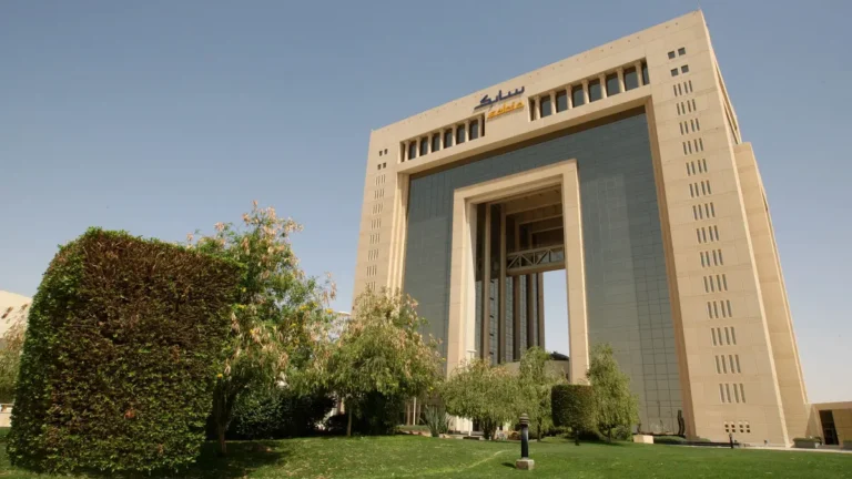 جسور لوجستية عابرة للقارات: “سابك” و”البحري” تنجزان أضخم شحنة بتروكيماويات تاريخية إلى جنوب آسيا شركة سابك