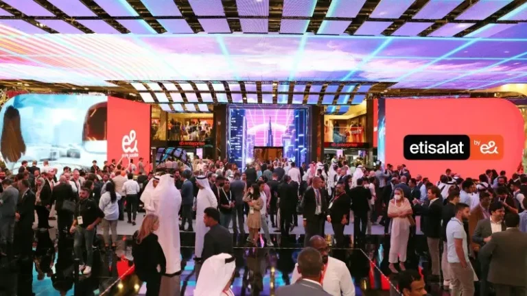 صفقة مليارية في قطاع الاتصالات: مجموعة &e الإماراتية تستكمل بيع حصتها في فودافون مقابل 5.95 مليار دولار مجموعة &e الإماراتية